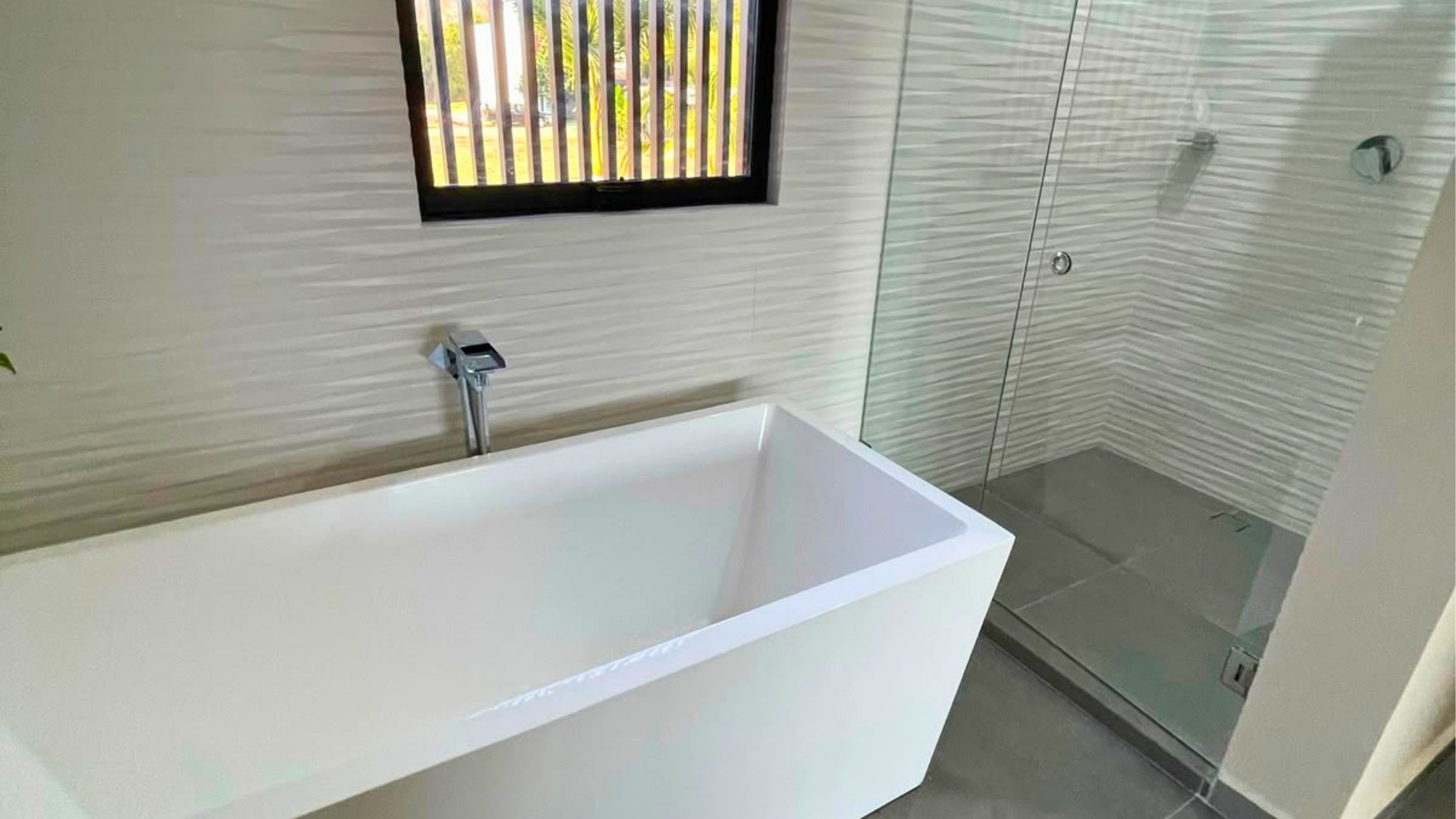 Modern house with private pool - 10 minutes walk from the beach