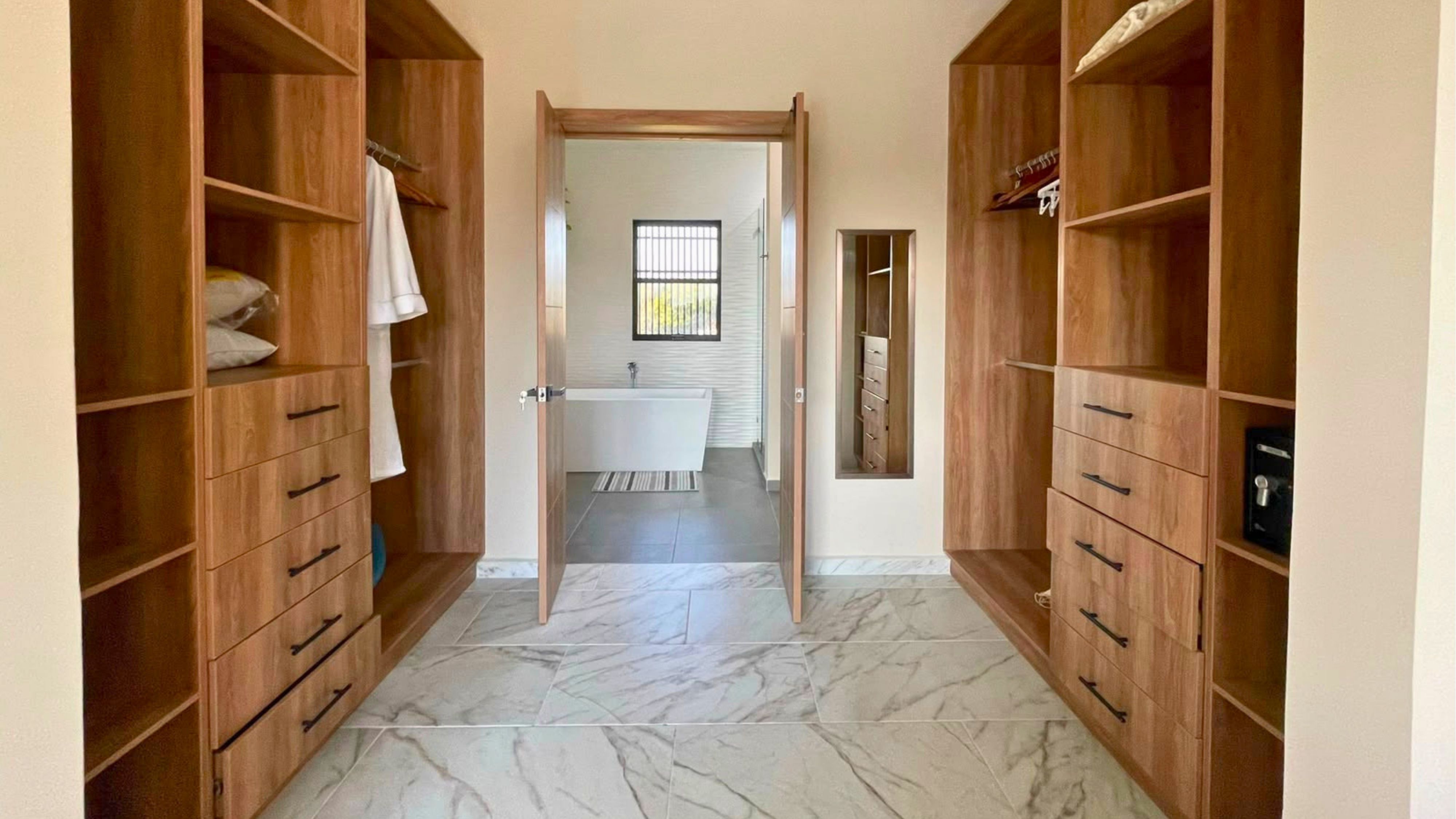 Modern house with private pool - 10 minutes walk from the beach